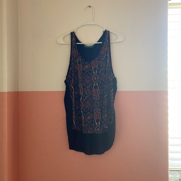 has a patterned front and plain navy back with a bow - Picture 1 of 2